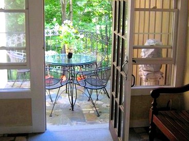 Luxurious Riverfront Cottage with a Hot Tub and a Fireplace near the Twin Lakes, Connecticut - Canaan, Connecticut - glamping.directory