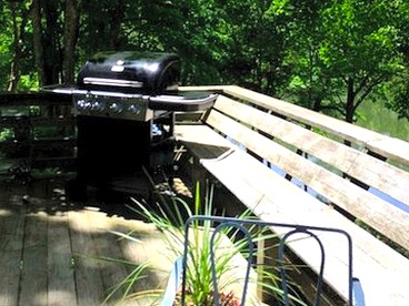 Luxurious Riverfront Cottage with a Hot Tub and a Fireplace near the Twin Lakes, Connecticut - Canaan, Connecticut - glamping.directory