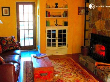 Luxurious Riverfront Cottage with a Hot Tub and a Fireplace near the Twin Lakes, Connecticut - Canaan, Connecticut - glamping.directory