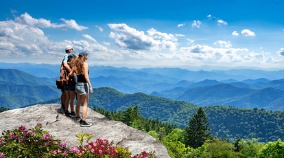 Secluded and Luxurious Log Cabin with Private Hot Tub in the Great Smoky Mountains, Perfect for a Family Getaway to Gatlinburg - Sevierville, Tennessee - glamping.directory