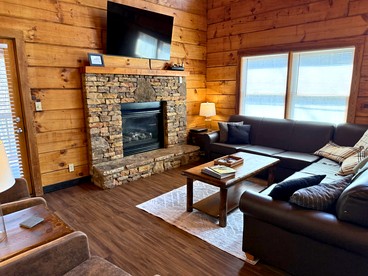 Secluded and Luxurious Log Cabin with Private Hot Tub in the Great Smoky Mountains, Perfect for a Family Getaway to Gatlinburg - Sevierville, Tennessee - glamping.directory