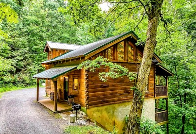 Secluded and Luxurious Log Cabin with Private Hot Tub in the Great Smoky Mountains, Perfect for a Family Getaway to Gatlinburg - glamping.directory