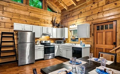 Secluded and Luxurious Log Cabin with Private Hot Tub in the Great Smoky Mountains, Perfect for a Family Getaway to Gatlinburg - Sevierville, Tennessee - glamping.directory
