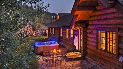 Rustic Vacation Rental with Exposed Log Beams near the Steamboat Ski Area, Colorado - Steamboat, Colorado - glamping.directory
