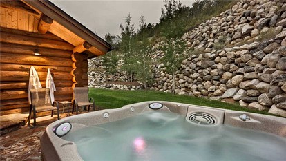 Rustic Vacation Rental with Exposed Log Beams near the Steamboat Ski Area, Colorado - Steamboat, Colorado - glamping.directory
