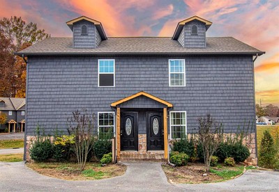 Comfortable Retreat with Hot-Tub in Sevierville, Tennessee - Sevierville, Tennessee - glamping.directory