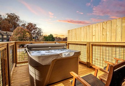 Comfortable Retreat with Hot-Tub in Sevierville, Tennessee - Sevierville, Tennessee - glamping.directory