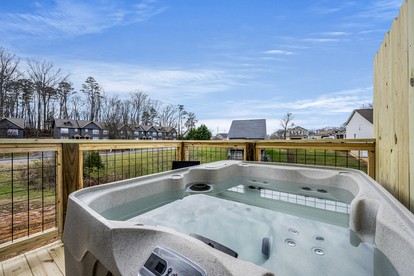 Comfortable Retreat with Hot-Tub in Sevierville, Tennessee - Sevierville, Tennessee - glamping.directory