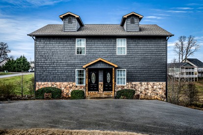 Comfortable Retreat with Hot-Tub in Sevierville, Tennessee - glamping.directory
