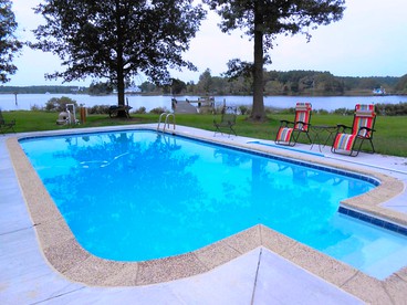 Family-Friendly Waterfront Getaway with a Swimming Pool and Dock in Cambridge, Maryland - Cambridge, Maryland - glamping.directory