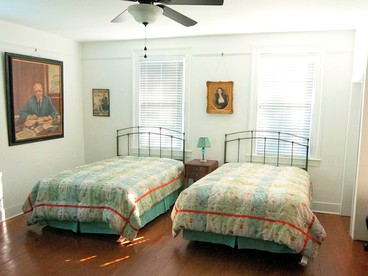 Family-Friendly Waterfront Getaway with a Swimming Pool and Dock in Cambridge, Maryland - Cambridge, Maryland - glamping.directory