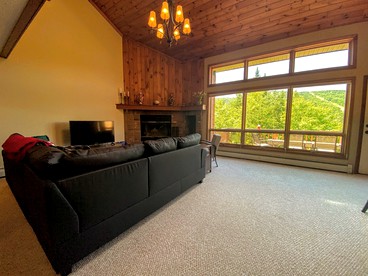 W1 Cozy and Comfortable Bretton Woods Condo with Ski Slope Views Fireplace in Carroll, NH - Carroll, New Hampshire - glamping.directory