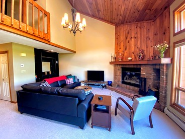 W1 Cozy and Comfortable Bretton Woods Condo with Ski Slope Views Fireplace in Carroll, NH - Carroll, New Hampshire - glamping.directory