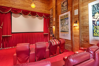 Premium Log Cabin Estate with Hot Tub and Helipad in Gold Beach, Oregon - Gold Beach, Oregon - glamping.directory