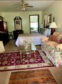 Romantic Suite Rental with Wi-Fi near the Mountains of Tremont, Tennessee - Townsend, Tennessee - glamping.directory