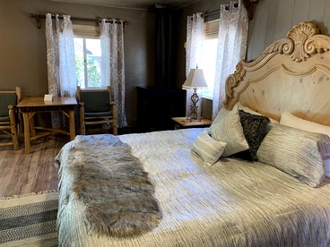Charming Pet Friendly Studio Cabin near Metcalfe Bay, Big Bear, California - Big Bear Lake, California - glamping.directory
