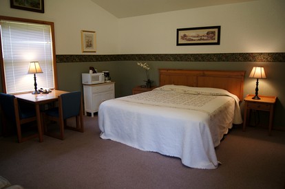 Charming Cabin by the Umpqua River Perfect for an Outdoor Getaway in Oregon - Elkton, Oregon - glamping.directory