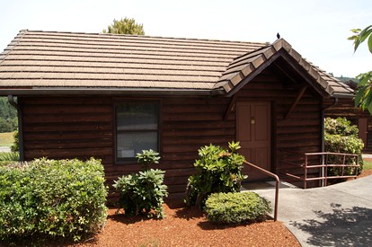 Charming Cabin by the Umpqua River Perfect for an Outdoor Getaway in Oregon - Elkton, Oregon - glamping.directory