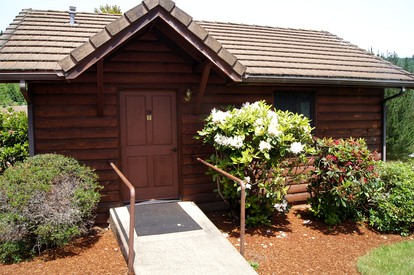 Charming Cabin by the Umpqua River Perfect for an Outdoor Getaway in Oregon - Elkton, Oregon - glamping.directory