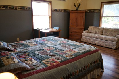 Charming Cabin by the Umpqua River Perfect for an Outdoor Getaway in Oregon - Elkton, Oregon - glamping.directory