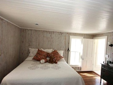 Secluded Cottage Rental Overlooking the Guadalupe River in Center Point, Texas - Center Point, Texas - glamping.directory