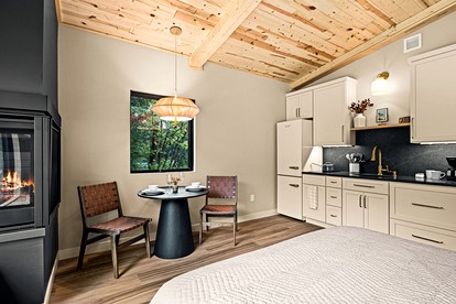 Gorgeous Cabin with Private Sauna for a Romantic Glamping Getaway in Duluth, Minnesota - Duluth, Minnesota - glamping.directory