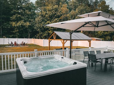 Amazing Chic Cabin with Private Backyard, Deck and Jacuzzi in New York - Prattsville, New York - glamping.directory