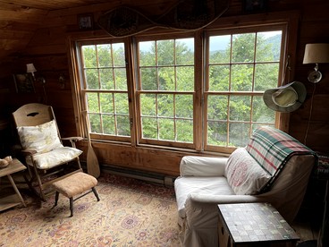 Cozy Barn Retreat with Deck and Mountain Views in Vermont - Hyde Park, Vermont - glamping.directory