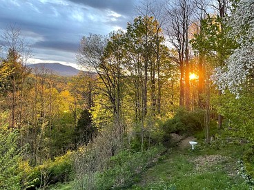 Cozy Barn Retreat with Deck and Mountain Views in Vermont - Hyde Park, Vermont - glamping.directory