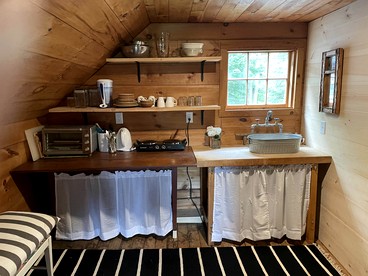 Cozy Barn Retreat with Deck and Mountain Views in Vermont - Hyde Park, Vermont - glamping.directory