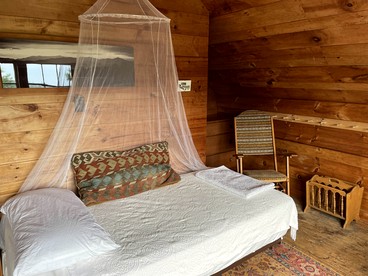 Cozy Barn Retreat with Deck and Mountain Views in Vermont - Hyde Park, Vermont - glamping.directory