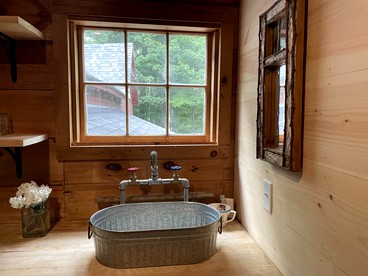 Cozy Barn Retreat with Deck and Mountain Views in Vermont - Hyde Park, Vermont - glamping.directory