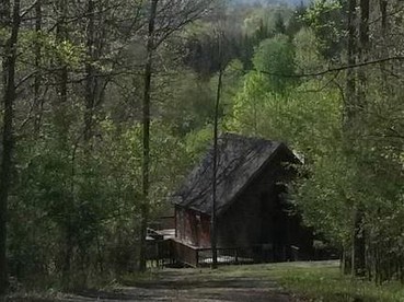Cabin Rental with Hot Tub in the New River Gorge Region of West Virginia - Oak Hill, West Virginia - glamping.directory