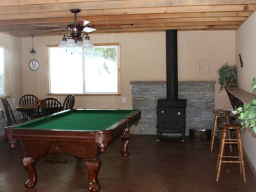 Gorgeous Cabin Rental with Spacious Furnished Deck in Pioneer, California - Pioneer, California - glamping.directory