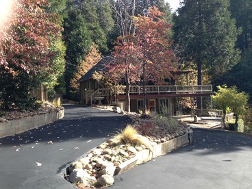 Gorgeous Cabin Rental with Spacious Furnished Deck in Pioneer, California - Pioneer, California - glamping.directory