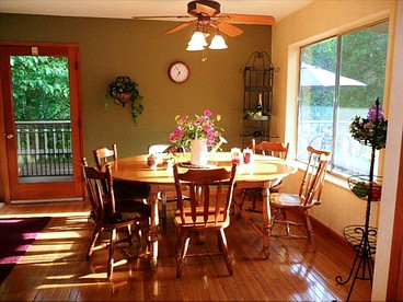 Gorgeous Cabin Rental with Spacious Furnished Deck in Pioneer, California - Pioneer, California - glamping.directory