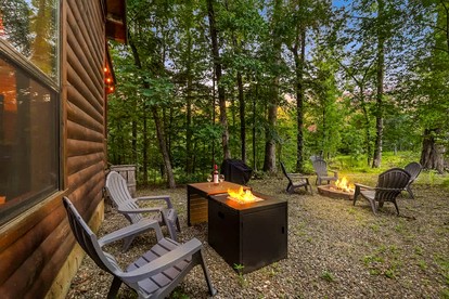 Romantic Luxury Cabin with Hot Tub, King Suite & Fire Pit Near Broken Bow Lake, Hochatown, Broken Bow, Oklahoma - Broken Bow, Oklahoma - glamping.directory