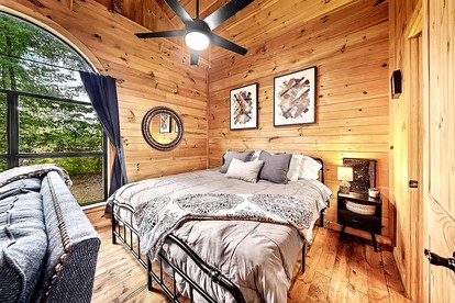 Romantic Luxury Cabin with Hot Tub, King Suite & Fire Pit Near Broken Bow Lake, Hochatown, Broken Bow, Oklahoma - Broken Bow, Oklahoma - glamping.directory