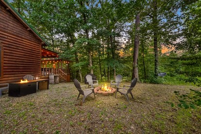 Romantic Luxury Cabin with Hot Tub, King Suite & Fire Pit Near Broken Bow Lake, Hochatown, Broken Bow, Oklahoma - Broken Bow, Oklahoma - glamping.directory