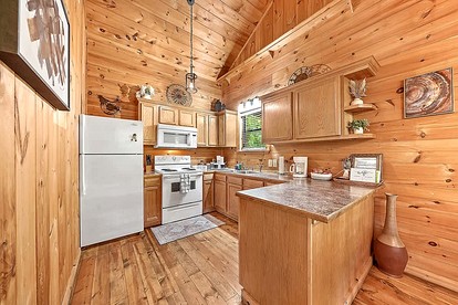 Romantic Luxury Cabin with Hot Tub, King Suite & Fire Pit Near Broken Bow Lake, Hochatown, Broken Bow, Oklahoma - Broken Bow, Oklahoma - glamping.directory