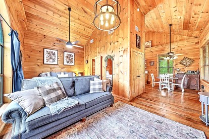 Romantic Luxury Cabin with Hot Tub, King Suite & Fire Pit Near Broken Bow Lake, Hochatown, Broken Bow, Oklahoma - Broken Bow, Oklahoma - glamping.directory