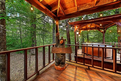 Romantic Luxury Cabin with Hot Tub, King Suite & Fire Pit Near Broken Bow Lake, Hochatown, Broken Bow, Oklahoma - Broken Bow, Oklahoma - glamping.directory