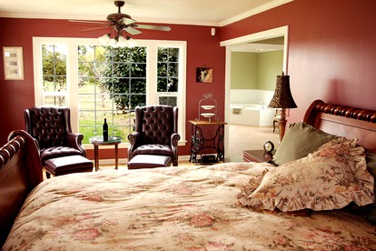 Spacious Getaway for Two Guests with Soaking Tub in Fresno County, California - Sanger, California - glamping.directory