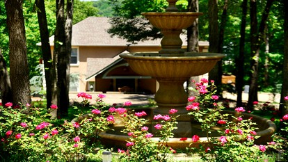 Spacious Lakefront Villa Rental for 35 Guests in Northeast Oklahoma - Eucha, Oklahoma - glamping.directory