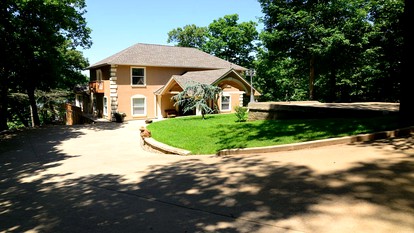 Spacious Lakefront Villa Rental for 35 Guests in Northeast Oklahoma - glamping.directory