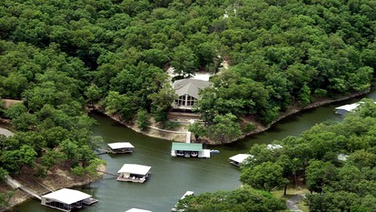 Spacious Lakefront Villa Rental for 35 Guests in Northeast Oklahoma - Eucha, Oklahoma - glamping.directory