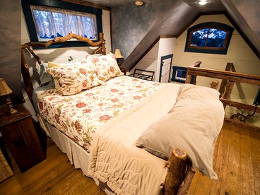 Quirky and Romantic Cabin Rental with Luxury Jacuzzi in Fredericksburg, Texas - Fredericksburg, Texas - glamping.directory