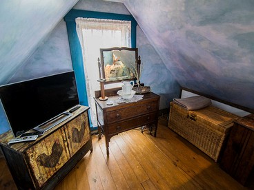 Quirky and Romantic Cabin Rental with Luxury Jacuzzi in Fredericksburg, Texas - Fredericksburg, Texas - glamping.directory