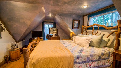 Quirky and Romantic Cabin Rental with Luxury Jacuzzi in Fredericksburg, Texas - Fredericksburg, Texas - glamping.directory