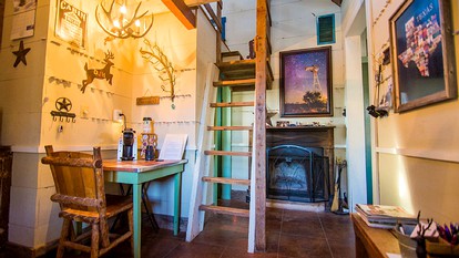 Quirky and Romantic Cabin Rental with Luxury Jacuzzi in Fredericksburg, Texas - Fredericksburg, Texas - glamping.directory
